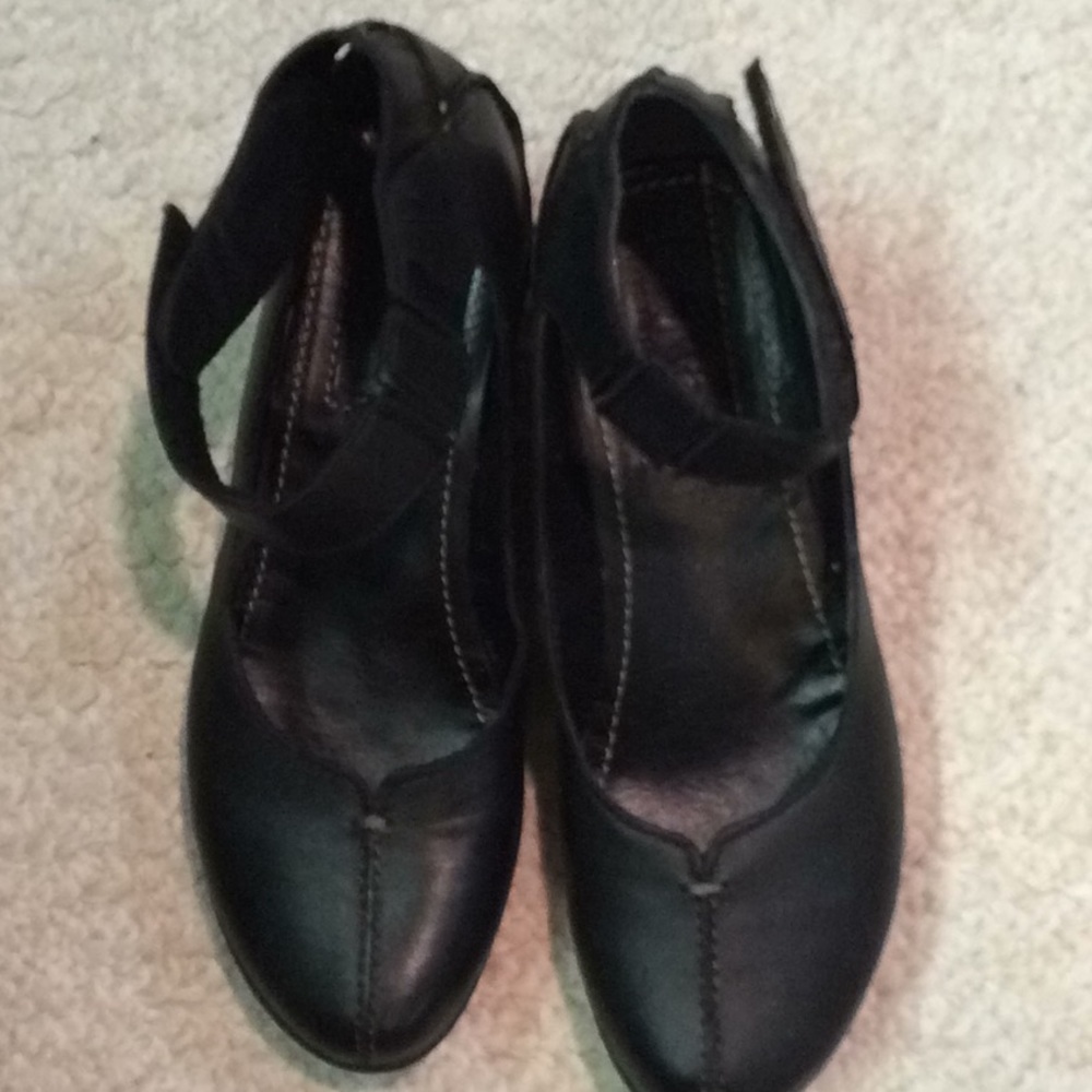 Shoes - Picture 2 of 4